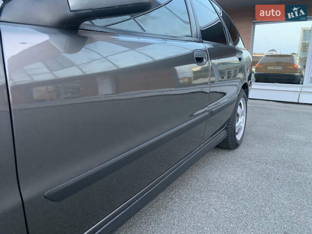 Серый Вольво В40, объемом двигателя 1.8 л и пробегом 260 тыс. км за 4999 $, фото 6 на Automoto.ua