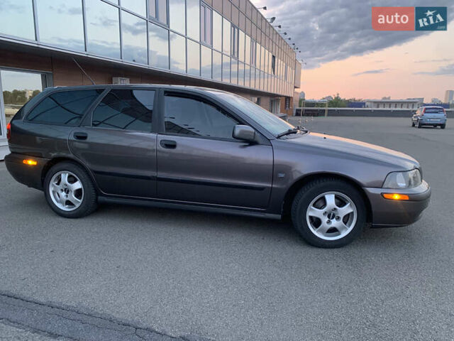 Серый Вольво В40, объемом двигателя 1.8 л и пробегом 260 тыс. км за 4999 $, фото 3 на Automoto.ua