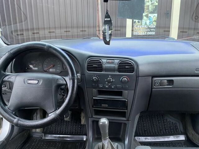 Серый Вольво В40, объемом двигателя 1.9 л и пробегом 300 тыс. км за 2300 $, фото 11 на Automoto.ua