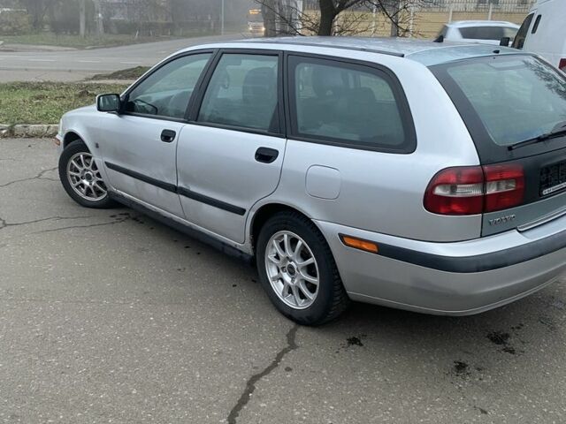 Серый Вольво В40, объемом двигателя 1.9 л и пробегом 300 тыс. км за 2300 $, фото 2 на Automoto.ua