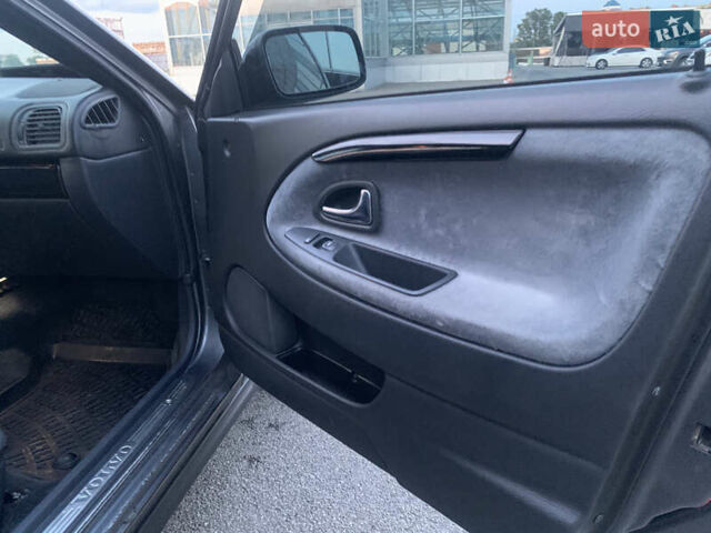 Серый Вольво В40, объемом двигателя 1.8 л и пробегом 260 тыс. км за 4999 $, фото 16 на Automoto.ua