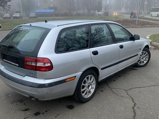 Серый Вольво В40, объемом двигателя 1.9 л и пробегом 300 тыс. км за 2300 $, фото 1 на Automoto.ua