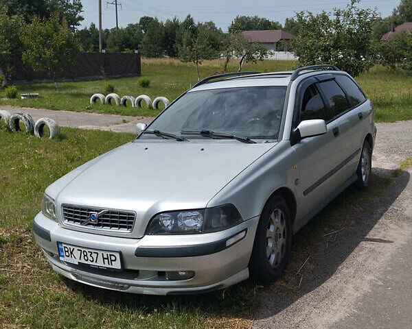 Серый Вольво В40, объемом двигателя 1.9 л и пробегом 360 тыс. км за 5500 $, фото 1 на Automoto.ua