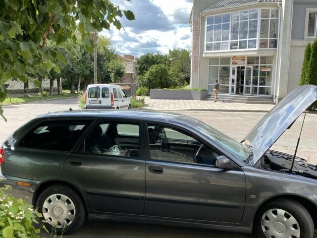 Серый Вольво В40, объемом двигателя 1.9 л и пробегом 300 тыс. км за 3200 $, фото 1 на Automoto.ua