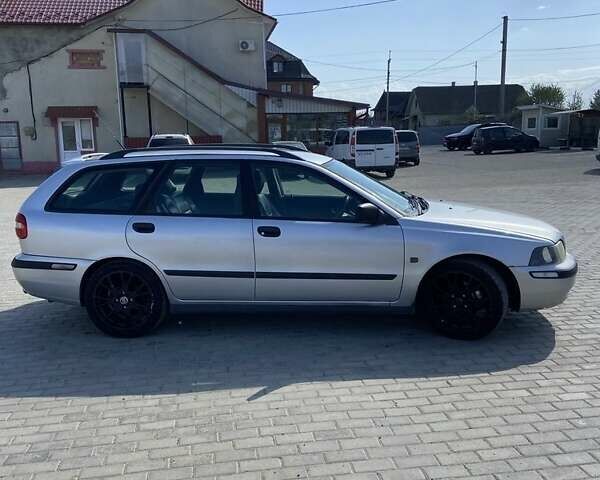 Серый Вольво В40, объемом двигателя 2 л и пробегом 161 тыс. км за 1200 $, фото 3 на Automoto.ua