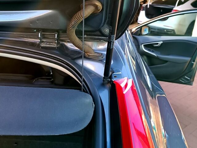 Сірий Вольво V40, об'ємом двигуна 1.6 л та пробігом 265 тис. км за 10300 $, фото 3 на Automoto.ua