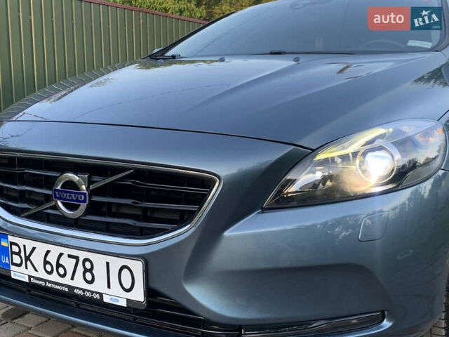 Синий Вольво В40, объемом двигателя 1.6 л и пробегом 240 тыс. км за 10200 $, фото 1 на Automoto.ua
