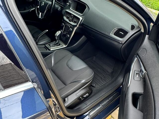 Синій Вольво V40, об'ємом двигуна 2 л та пробігом 273 тис. км за 13500 $, фото 9 на Automoto.ua
