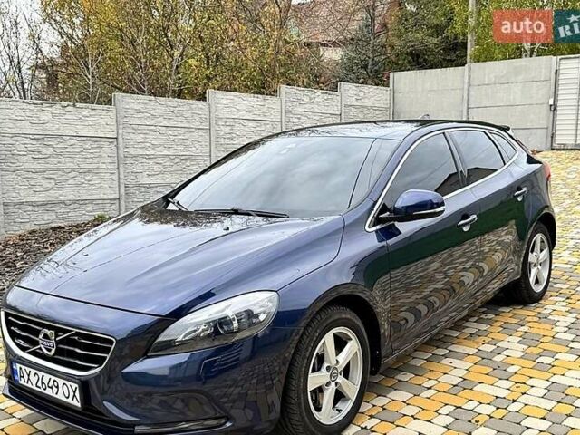 Синий Вольво В40, объемом двигателя 2 л и пробегом 273 тыс. км за 13500 $, фото 1 на Automoto.ua
