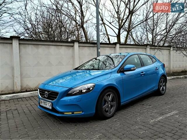 Синий Вольво В40, объемом двигателя 1.56 л и пробегом 165 тыс. км за 11700 $, фото 2 на Automoto.ua