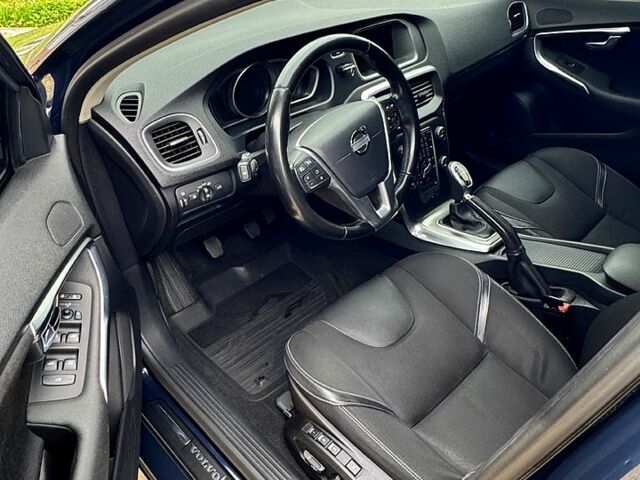 Синій Вольво V40, об'ємом двигуна 2 л та пробігом 273 тис. км за 13500 $, фото 8 на Automoto.ua