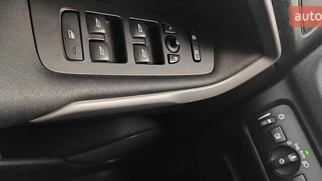 Синий Вольво В40, объемом двигателя 1.56 л и пробегом 238 тыс. км за 8500 $, фото 5 на Automoto.ua