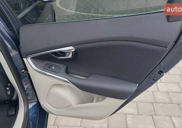 Синій Вольво V40, об'ємом двигуна 2 л та пробігом 232 тис. км за 11250 $, фото 33 на Automoto.ua
