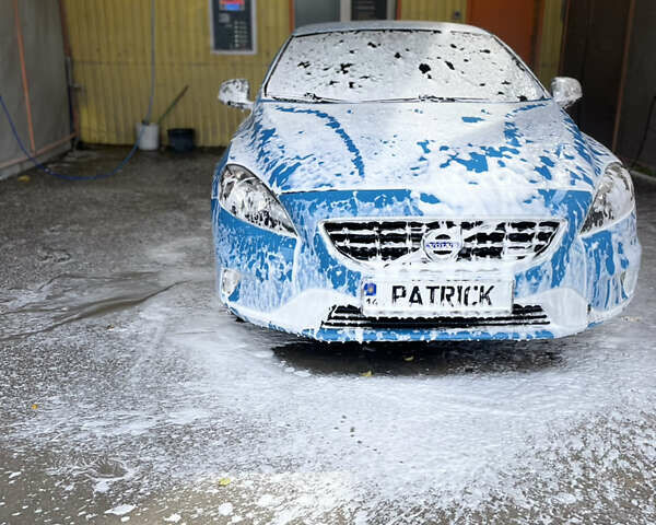 Синий Вольво В40, объемом двигателя 1.9 л и пробегом 273 тыс. км за 11100 $, фото 1 на Automoto.ua