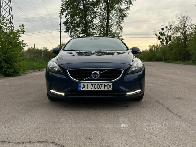 Синий Вольво В40, объемом двигателя 2 л и пробегом 257 тыс. км за 11300 $, фото 1 на Automoto.ua