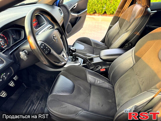 Синій Вольво V40, об'ємом двигуна 2 л та пробігом 191 тис. км за 13999 $, фото 3 на Automoto.ua