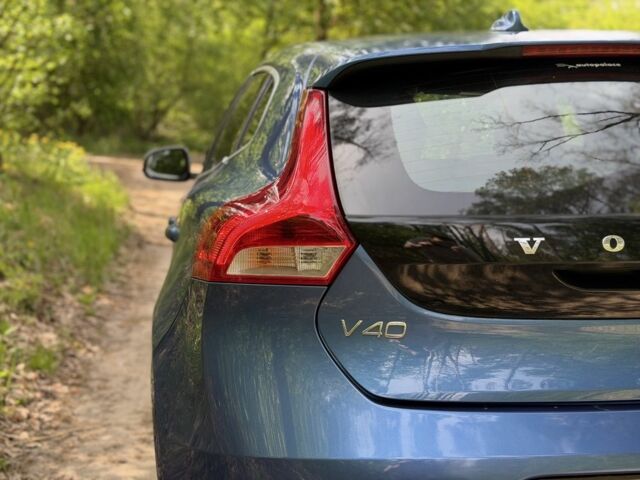 Синій Вольво V40, об'ємом двигуна 2 л та пробігом 198 тис. км за 12994 $, фото 4 на Automoto.ua