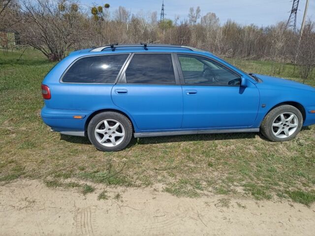 Синий Вольво В40, объемом двигателя 1.9 л и пробегом 303 тыс. км за 1900 $, фото 5 на Automoto.ua