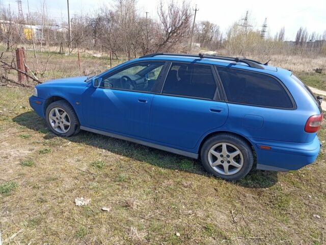 Синий Вольво В40, объемом двигателя 1.9 л и пробегом 303 тыс. км за 1900 $, фото 2 на Automoto.ua