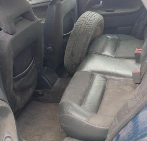 Синий Вольво В40, объемом двигателя 0 л и пробегом 280 тыс. км за 1200 $, фото 1 на Automoto.ua
