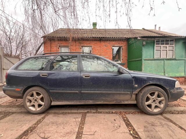 Синий Вольво В40, объемом двигателя 1.9 л и пробегом 300 тыс. км за 1500 $, фото 1 на Automoto.ua