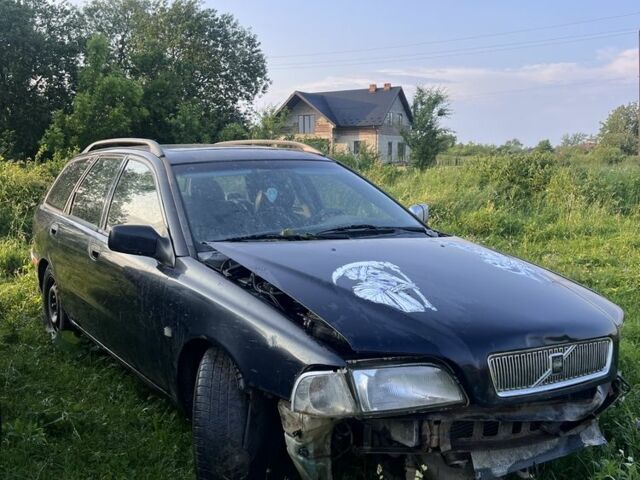 Синий Вольво В40, объемом двигателя 1.9 л и пробегом 250 тыс. км за 450 $, фото 1 на Automoto.ua