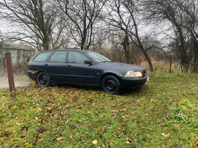 Синий Вольво В40, объемом двигателя 1.9 л и пробегом 380 тыс. км за 1450 $, фото 1 на Automoto.ua