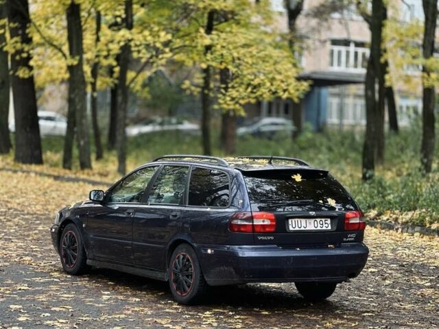 Вольво В40 2004 в Белой Церкве на Automoto.ua Синий Вольво В40, объемом двигателя 2 л и пробегом 100 тыс. км за 1600 $, фото 5 на Automoto.ua