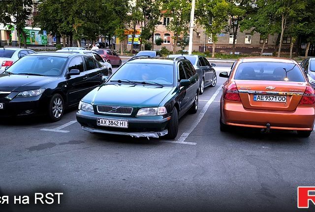Зелений Вольво V40, об'ємом двигуна 1.9 л та пробігом 400 тис. км за 3200 $, фото 1 на Automoto.ua
