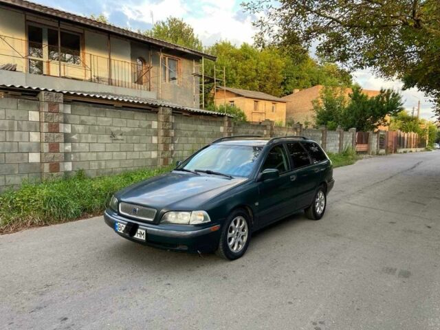 Зелений Вольво V40, об'ємом двигуна 1.9 л та пробігом 334 тис. км за 1850 $, фото 1 на Automoto.ua