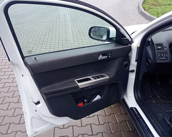 Белый Вольво В50, объемом двигателя 1.6 л и пробегом 282 тыс. км за 7000 $, фото 16 на Automoto.ua