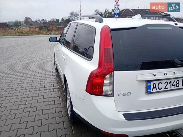 Белый Вольво В50, объемом двигателя 1.6 л и пробегом 282 тыс. км за 7000 $, фото 2 на Automoto.ua