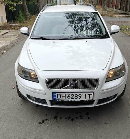 Белый Вольво В50, объемом двигателя 2 л и пробегом 256 тыс. км за 5500 $, фото 2 на Automoto.ua