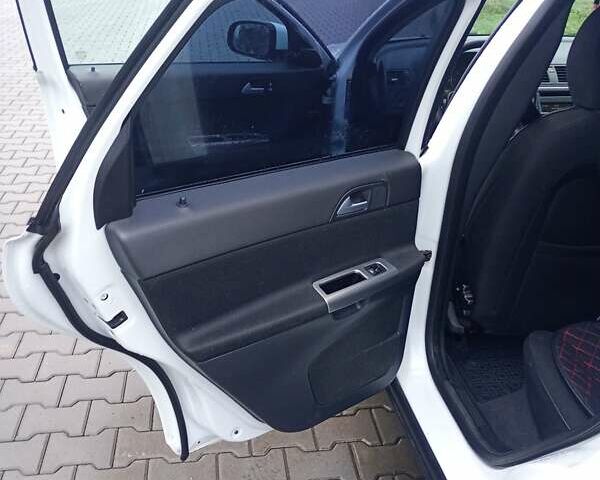 Белый Вольво В50, объемом двигателя 1.6 л и пробегом 282 тыс. км за 7000 $, фото 4 на Automoto.ua