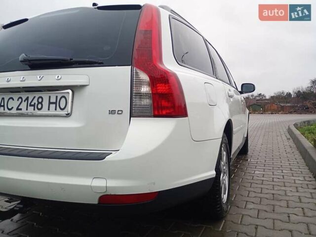 Белый Вольво В50, объемом двигателя 1.6 л и пробегом 282 тыс. км за 7000 $, фото 1 на Automoto.ua
