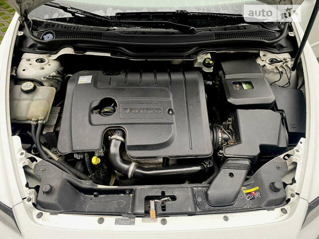 Білий Вольво V50, об'ємом двигуна 1.56 л та пробігом 230 тис. км за 6799 $, фото 34 на Automoto.ua