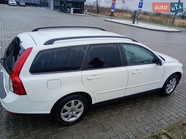 Белый Вольво В50, объемом двигателя 1.6 л и пробегом 282 тыс. км за 7000 $, фото 19 на Automoto.ua