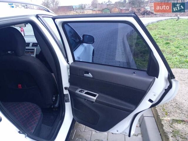 Белый Вольво В50, объемом двигателя 1.6 л и пробегом 282 тыс. км за 7000 $, фото 5 на Automoto.ua