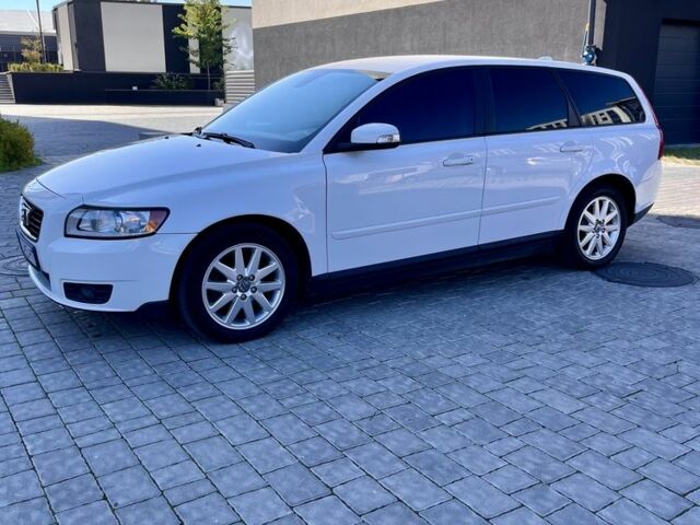 Белый Вольво В50, объемом двигателя 1.6 л и пробегом 233 тыс. км за 6499 $, фото 2 на Automoto.ua