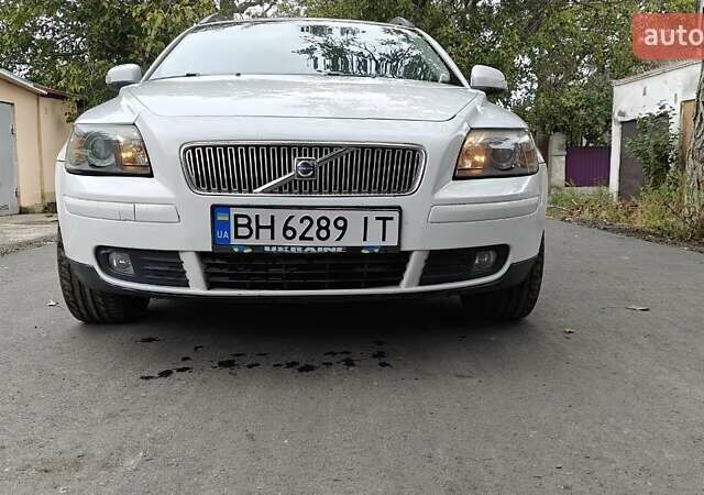 Белый Вольво В50, объемом двигателя 2 л и пробегом 256 тыс. км за 5500 $, фото 6 на Automoto.ua
