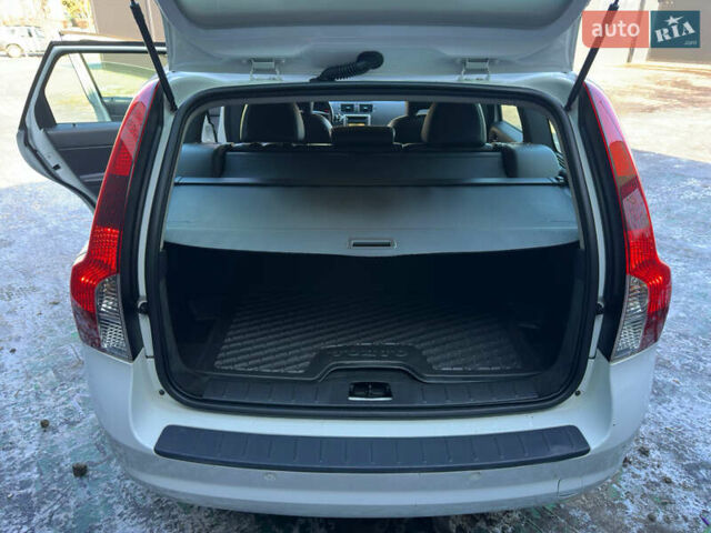 Белый Вольво В50, объемом двигателя 1.6 л и пробегом 199 тыс. км за 8599 $, фото 51 на Automoto.ua