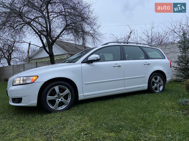 Белый Вольво В50, объемом двигателя 2 л и пробегом 235 тыс. км за 8600 $, фото 3 на Automoto.ua