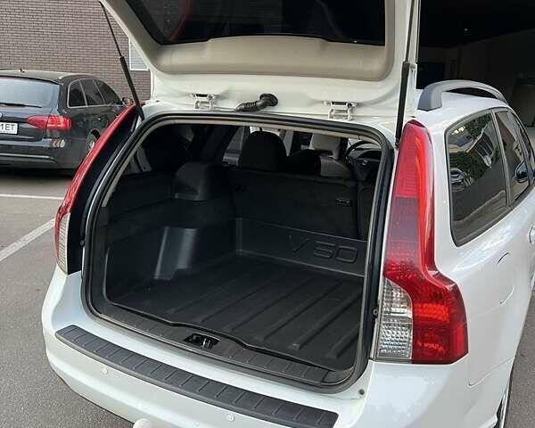 Вольво В50 2009 в Киеве на Automoto.ua Белый Вольво В50, объемом двигателя 1.6 л и пробегом 250 тыс. км за 7200 $, фото 4 на Automoto.ua