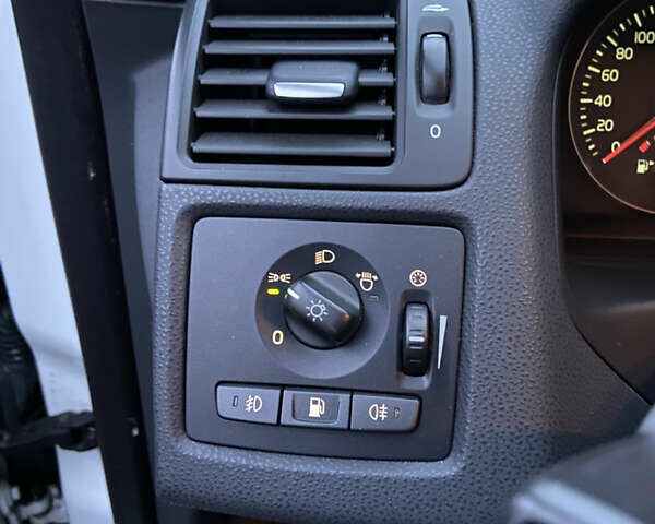 Белый Вольво В50, объемом двигателя 2 л и пробегом 235 тыс. км за 8600 $, фото 18 на Automoto.ua