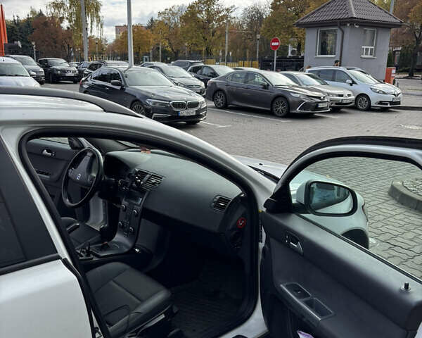 Білий Вольво V50, об'ємом двигуна 1.8 л та пробігом 280 тис. км за 5800 $, фото 6 на Automoto.ua