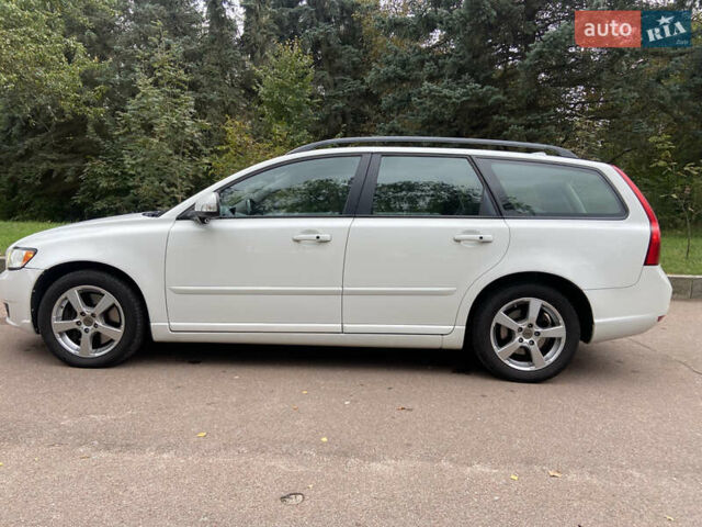 Белый Вольво В50, объемом двигателя 2 л и пробегом 226 тыс. км за 9200 $, фото 8 на Automoto.ua