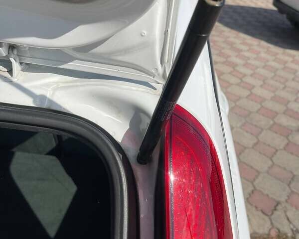 Білий Вольво V50, об'ємом двигуна 1.56 л та пробігом 228 тис. км за 5850 $, фото 38 на Automoto.ua