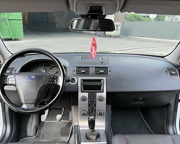 Вольво В50 2009 в Киеве на Automoto.ua Белый Вольво В50, объемом двигателя 1.6 л и пробегом 250 тыс. км за 7200 $, фото 5 на Automoto.ua