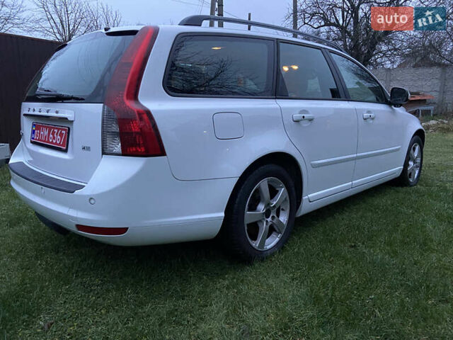 Белый Вольво В50, объемом двигателя 2 л и пробегом 235 тыс. км за 8600 $, фото 9 на Automoto.ua