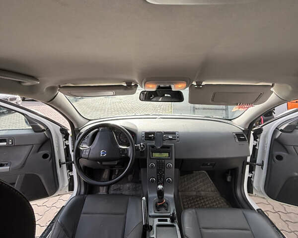 Білий Вольво V50, об'ємом двигуна 1.8 л та пробігом 280 тис. км за 5800 $, фото 7 на Automoto.ua